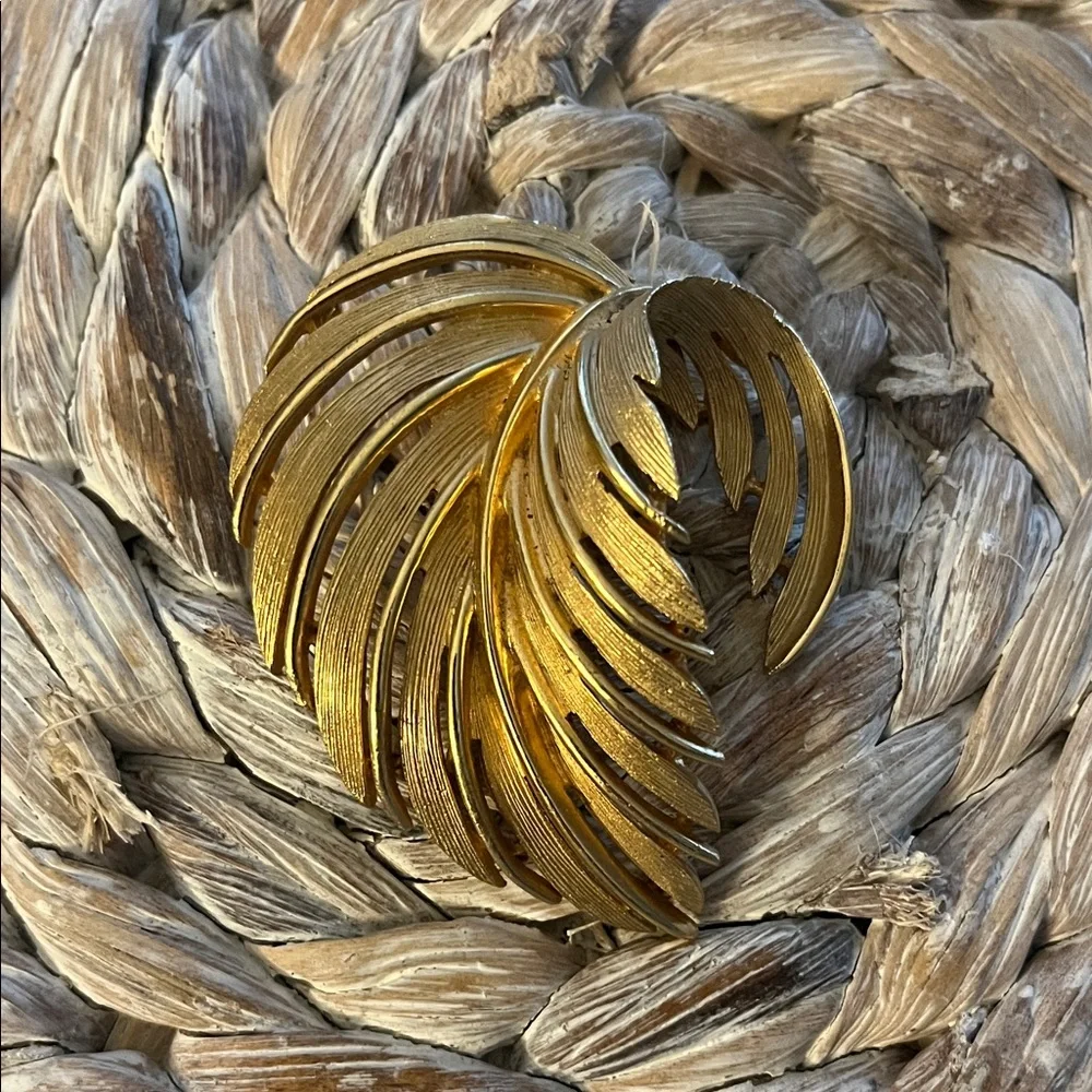 Vintage Lisner Gold Tone Feather Leaf Brooch